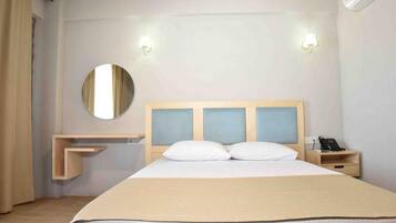 Minibar, desk, laptop workspace, free WiFi