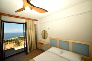 Standard Tek Büyük Yataklı Oda | Minibar, masa, dizüstü bilgisayar çalışma alanı 