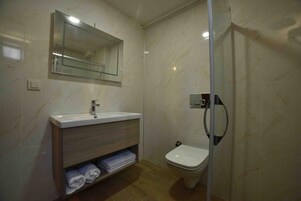 Standard Tek Büyük Yataklı Oda | Banyo | Duş, geniş duş başlığı, saç kurutma makinesi, havlu 
