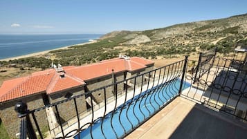 Minibar, desk, laptop workspace, free WiFi