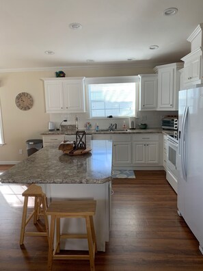 冰箱、微波炉、烤箱、炉灶