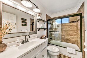 Combined shower/bathtub, hair dryer, towels - Tahoe Reset - AC, Hot Tub, Shuffleboard, Pet Friendly (South Lake Tahoe)