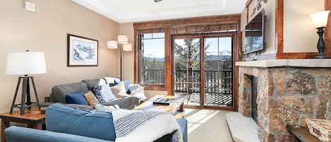 平板电视、壁炉