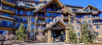 Crystal Peak Mountaineer Condo: Ski-In, Ski-Out Luxury