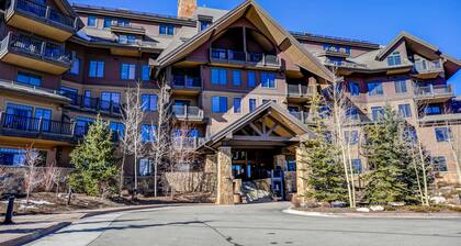 Crystal Peak Mountaineer Condo: Ski-In, Ski-Out Luxury