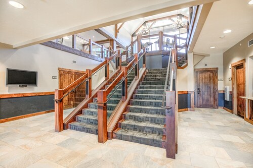 Crystal Peak Mountaineer Condo: Ski-In, Ski-Out Luxury