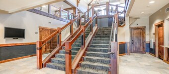 Crystal Peak Mountaineer Condo: Ski-In, Ski-Out Luxury