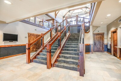 Crystal Peak Mountaineer Condo: Ski-In, Ski-Out Luxury