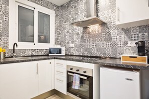 Fridge, microwave, oven, coffee/tea maker