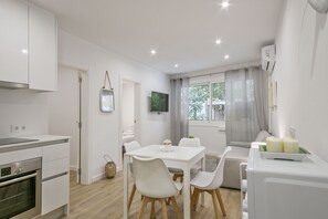 Jääkaappi, mikroaaltouuni, uuni, kahvin-/teenkeitin