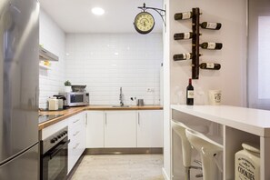 Fridge, microwave, oven, coffee/tea maker - GE6 (Barcelona)