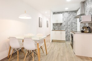 Réfrigérateur, four à micro-ondes, un four, cafetière-théière