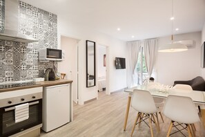 Réfrigérateur, micro-ondes, four, cafetière/bouilloire