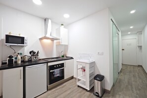 Jääkaappi, mikroaaltouuni, uuni, kahvin-/teenkeitin