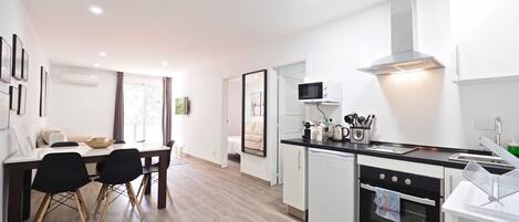 Kühlschrank, Mikrowelle, Ofen, Wasserkocher mit Kaffee-/Teezubehör