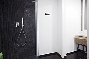 Douche, sèche-cheveux, serviettes fournies