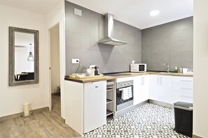 Een koelkast, een microgolfoven, een oven