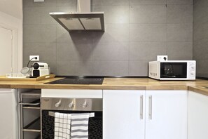 Køleskab, mikrobølgeovn, ovn, kaffe-/temaskine