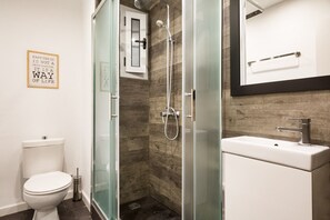 Dusche, Haartrockner, Handtücher