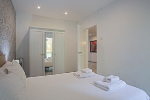 2 chambres, fer et planche à repasser, Wi-Fi gratuit, draps fournis