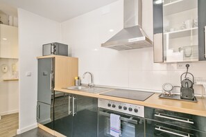 ثلاجة، ميكروويف، فرن، ماكينة لصنع القهوة/الشاي