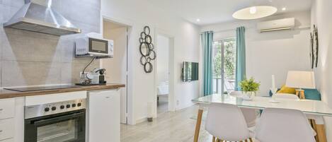 Réfrigérateur, micro-ondes, four, cafetière/bouilloire