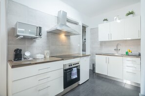 Jääkaappi, mikroaaltouuni, uuni, kahvin-/teenkeitin