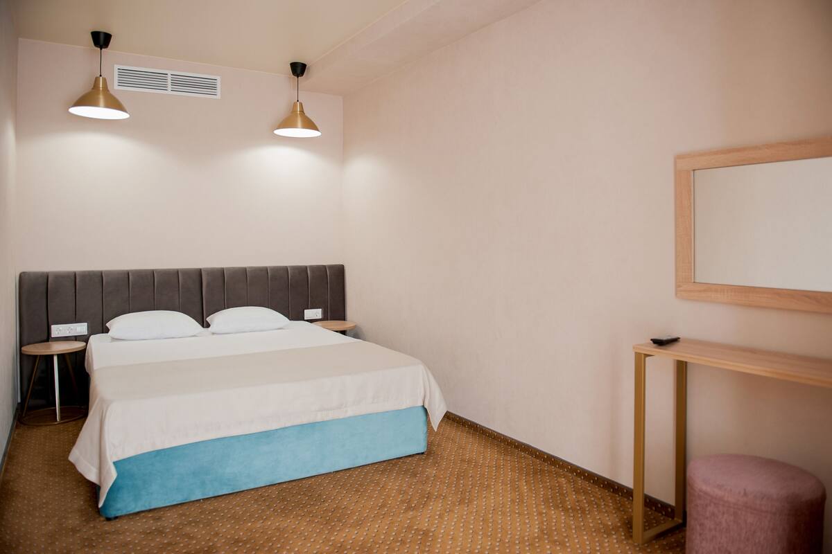 In-room safe, free WiFi, bed sheets
