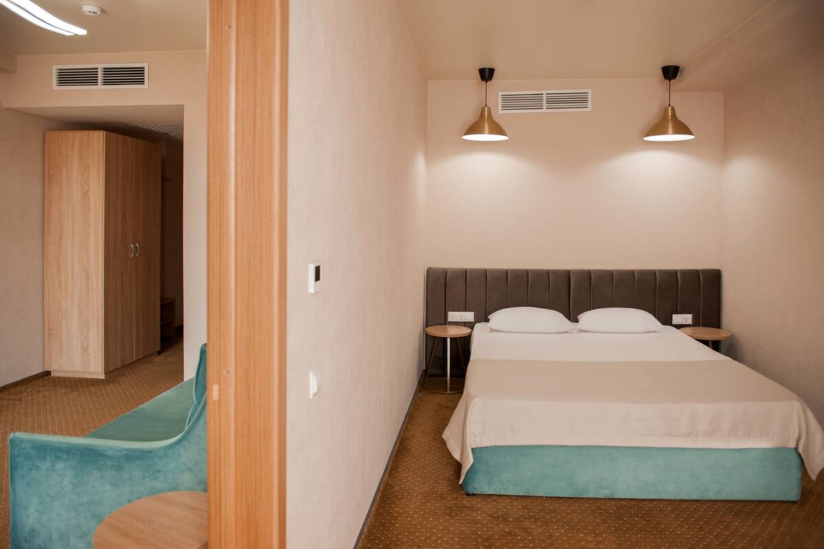 In-room safe, free WiFi, bed sheets