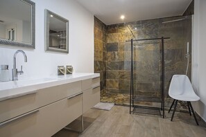 Chuveiro, secador de cabelo, toalhas de banho 