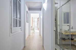 シャワー、ヘアドライヤー、タオル