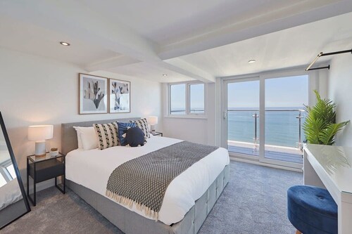 Host & Stay | Penthouse Pier View