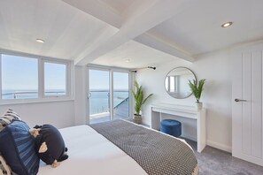 2 bedrooms, iron/ironing board, WiFi, bed sheets - Host & Stay | Penthouse Pier View (Whitby)
