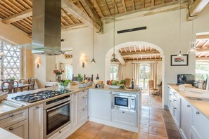 Réfrigérateur, micro-ondes, four, lave-vaisselle