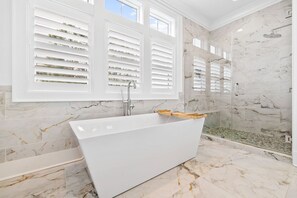 Combined shower/tub, jetted tub, hair dryer, towels