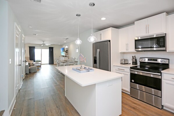 Refrigerador, microondas, horno, placa de cocina