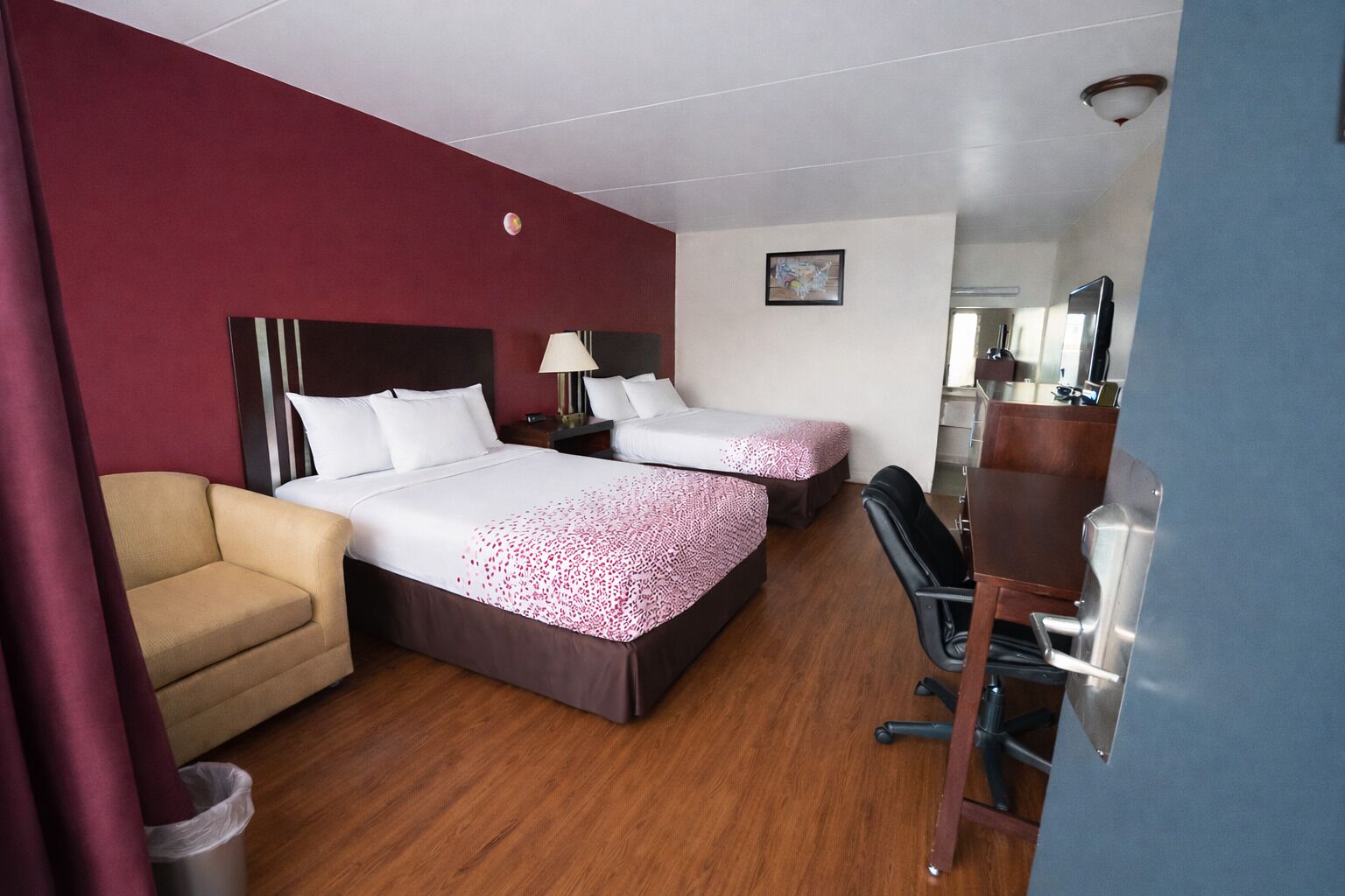 Cortinas opacas, tabla de planchar con plancha, wifi gratis