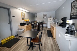 Free daily continental breakfast - Kings Inn Motel (Reading)