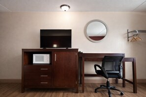 Blackout drapes, iron/ironing board, free WiFi, bed sheets - Kings Inn Motel (Reading)