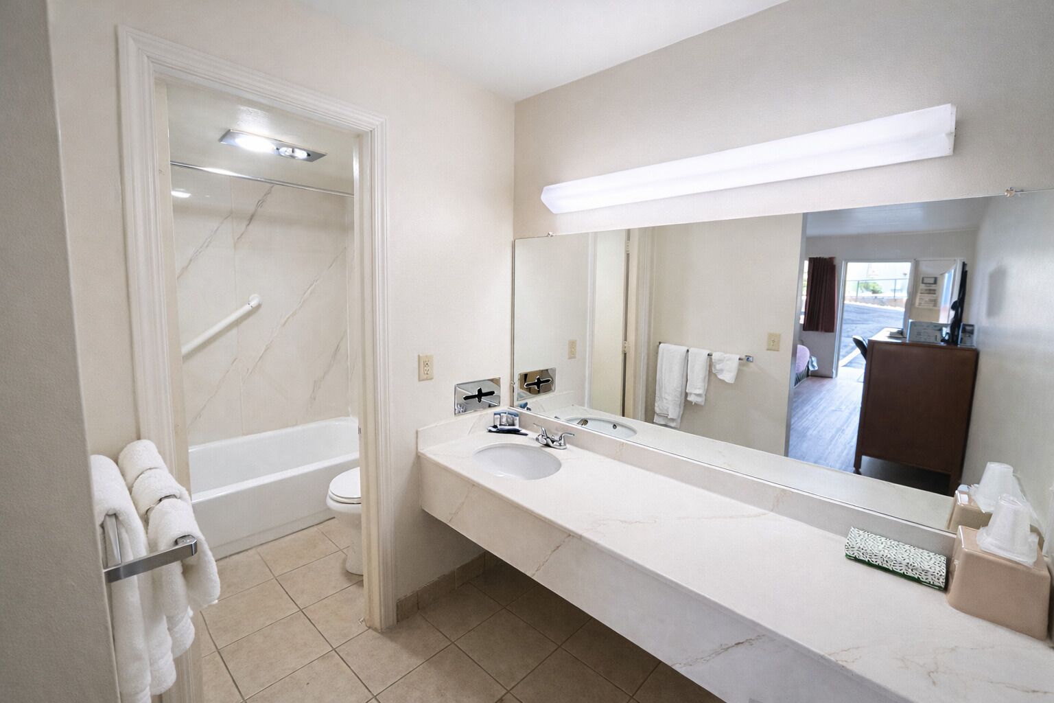 Chuveiro/banheira combinados, secador de cabelo, toalhas de banho 