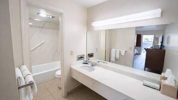 Chuveiro/banheira combinados, secador de cabelo, toalhas de banho