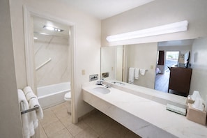 Ducha y bañera combinadas, secador de pelo, toallas y jabón