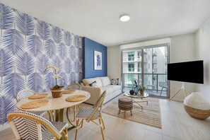 Televisión y oficina 