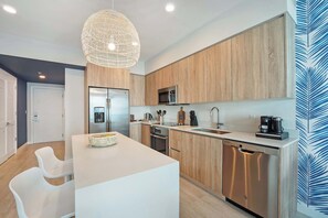 冷蔵庫、電子レンジ、オーブン、コンロ