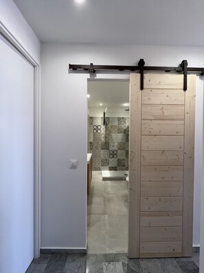 Douche, sĂšche-cheveux, serviettes fournies, papier toilette