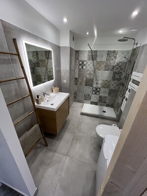 Dusche, Haartrockner, Handtücher, Toilettenpapier