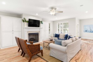 Smart TV, fireplace, ping pong - Captain Champs Castaway | Elevator & Game Room! (Tybee Island)