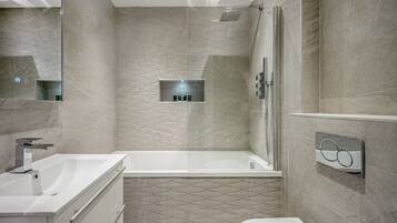 Doccia, asciugacapelli, asciugamani, shampoo