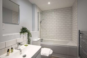 Dusche, Haartrockner, Handtücher