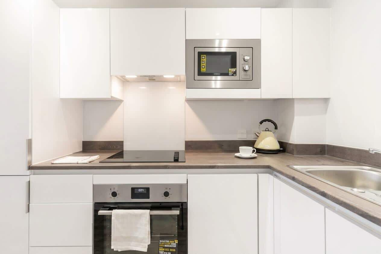 Kühlschrank, Mikrowelle, Ofen, Herdplatte
